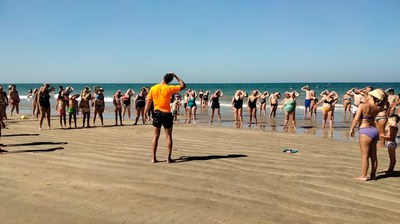 Activitats esportives dirigides a la platja.