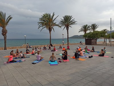 Sessions de ioga a la plaça Coll de Balaguer.
