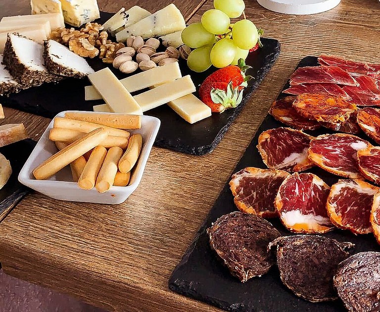 quesos-e-ibericos.jpg